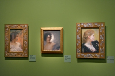 De gauche à droite : Brune de profil (1889), L'éclipse (1888) et Portrait de Mademoiselle Vayssier (1890). ©JITMF