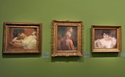 De gauche à droite : Jeune femme à l’écharpe jaune (vers 1900), Le Châle rouge (avant 1920) et Portrait de Madame Willy Blumenthal (vers 1890-1900). ©JITMF
